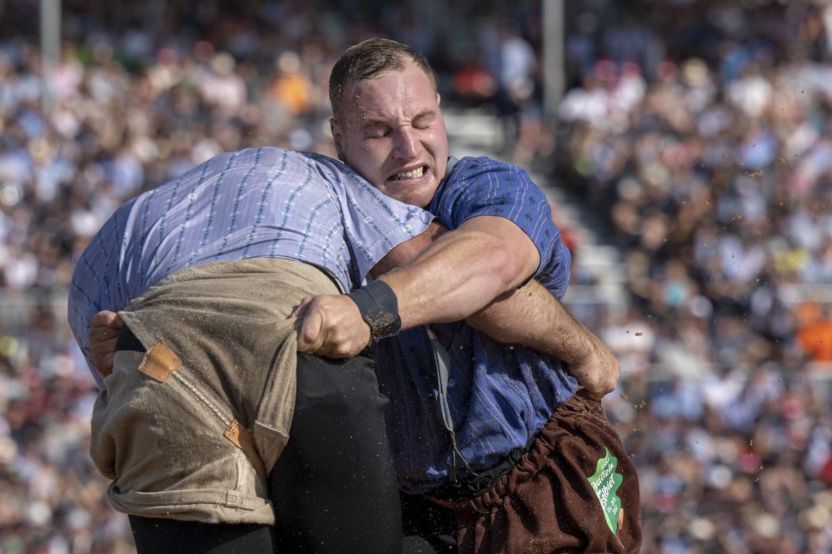 Le Lucernois Joel Wicki (de face) est devenu roi des lutteurs suisses après son succès sur le Bernois Matthias Aeschbacher.