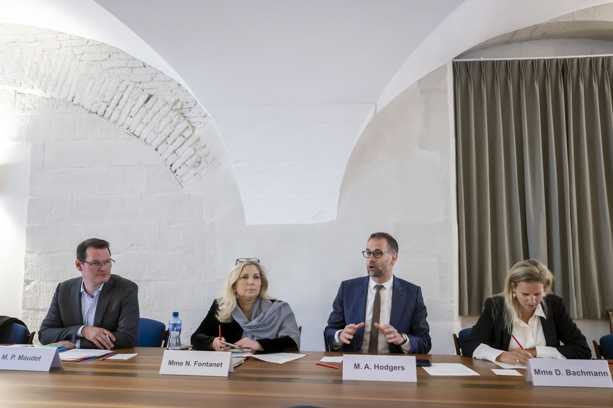 Le Conseil d'Etat genevois, Pierre Maudet, Nathalie Fontanet, le president du Conseil d'Etat genevois, Antonio Hodgers, Delphine Bachmann, de gauche a droite, s'expriment, lors d'une conference de presse sur la presentation des comptes 2023 de l'Etat de Geneve, ce jeudi 21 mars 2024 a Geneve. (KEYSTONE/Martial Trezzini)