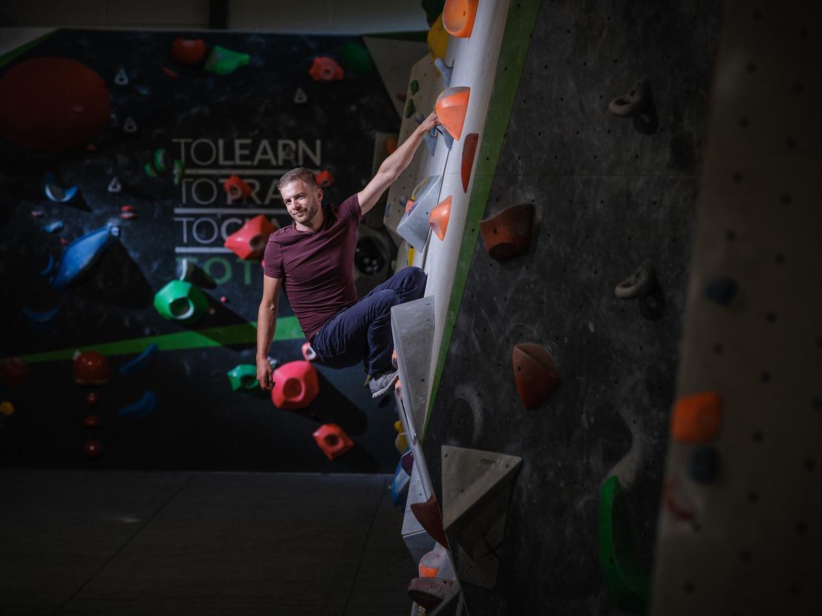 Arthur Veenhuys, cofondateur de Totem Escalade, à l’aise en affaires comme sur les murs de grimpe.