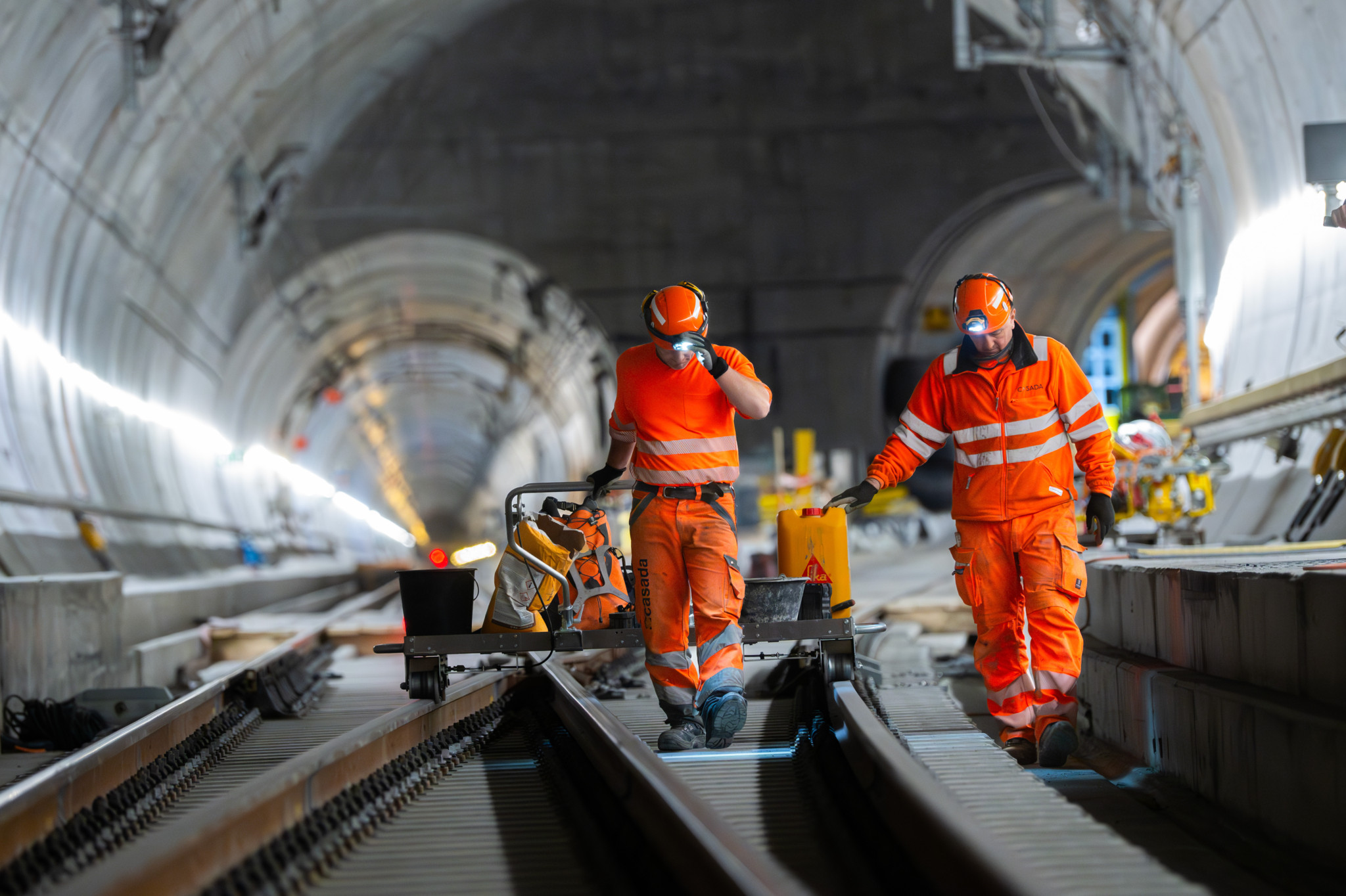 Sanierungsarbeiten im Gotthard-Basistunnel, aufgenommen am Freitag, 24. Mai 2024, bei Faido. Bei der Entgleisung eines Gueterzuges am 10. August 2023, wurde die Gleisanlage sowie ein Spurwechseltor im Gotthard-Basistunnel stark beschaedigt. Der Bahnverkehr war zeitweise unterbrochen. (KEYSTONE/Ti-Press/Samuel Golay)