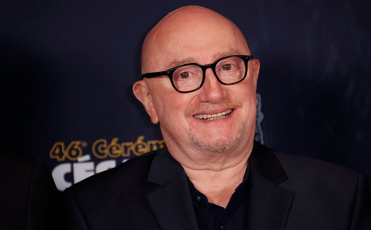 Michel Blanc souriant lors de la cérémonie des César 2021 à l'Olympia, Paris.