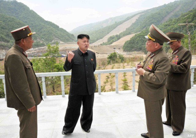 Le dirigeant nord-coréen Kim Jong-Un (centre) entend doter le pays d'un domaine de ski de «classe mondiale» alors que la Corée du Sud se prépare à accueillir les jeux Olympiques d'hiver en 2018.