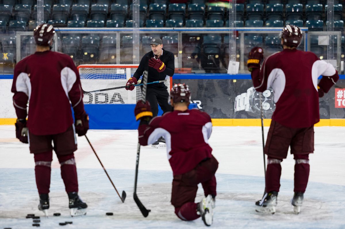 L’entraîneur assistant Yorick Treille donne ses consignes aux joueurs à l’entraînement de Genève-Servette.