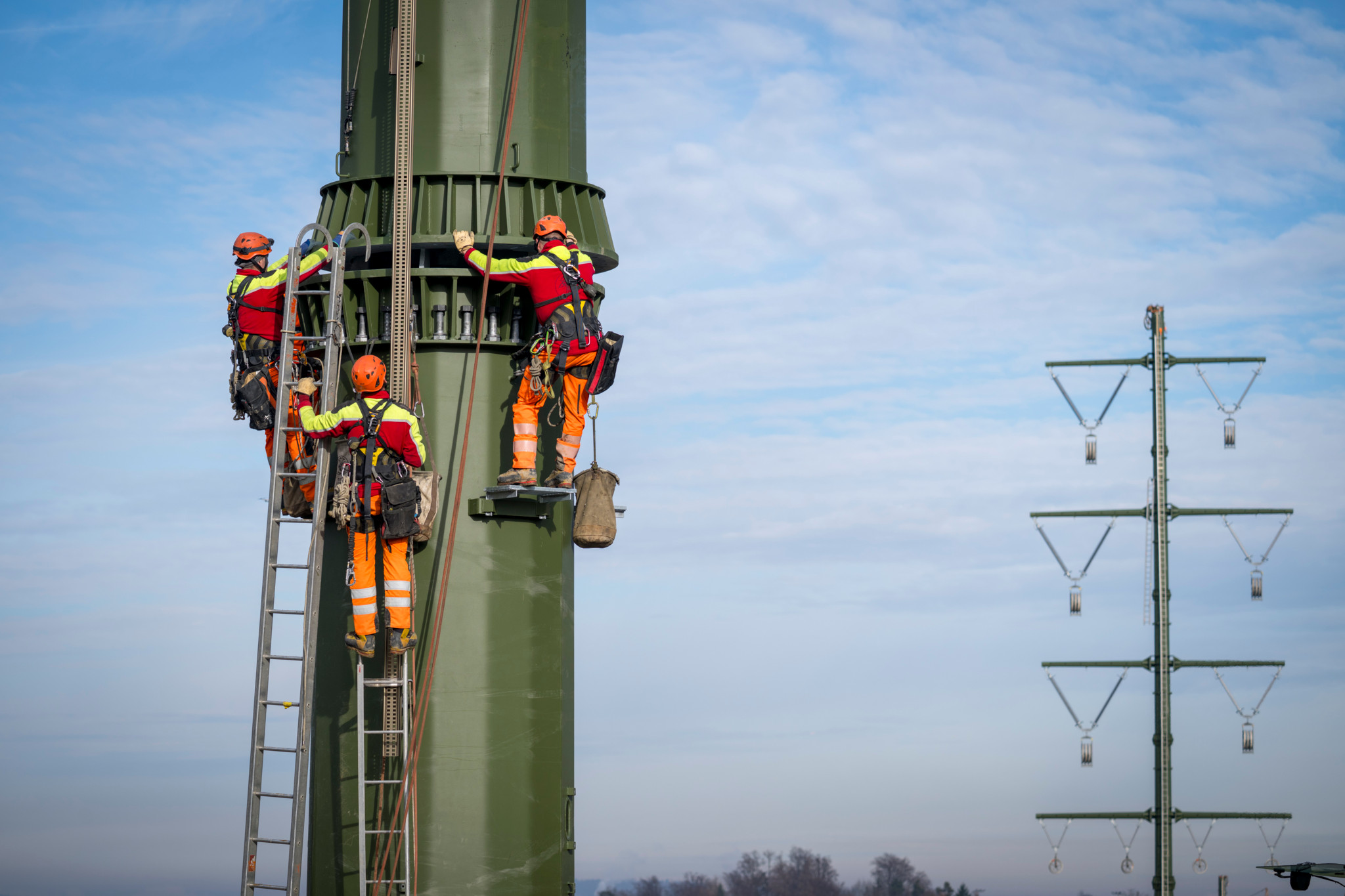 Schneller bauen dank Netzexpress?: Ob Stromleitung oder Seilbahn: Möge die beste Variante gewinnen!