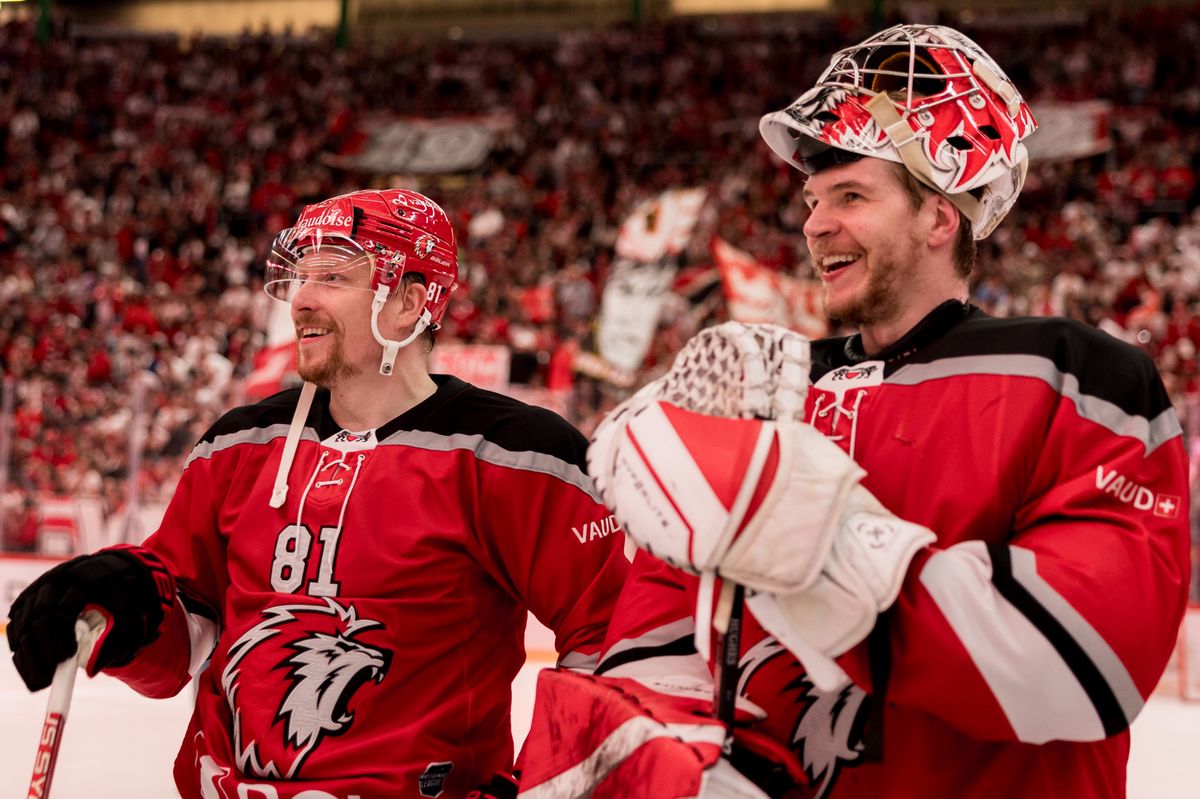 Joie de Lausanne apres la victoire 5-3, Ronalds Kenins (LHC), le gardien Connor Hughes (LHC), pendant l'acte 6 entre le Lausanne Hokey Club et les ZSC Lions comptant pour la finale du championnat de National League, le samedi 27 avril 2024 a la Vaudoise Arena, a Lausanne (Bastien Gallay / GallayPhoto)