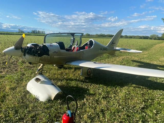 Les dégâts sont matériels, le pilote et la passagère ne sont pas blessés.