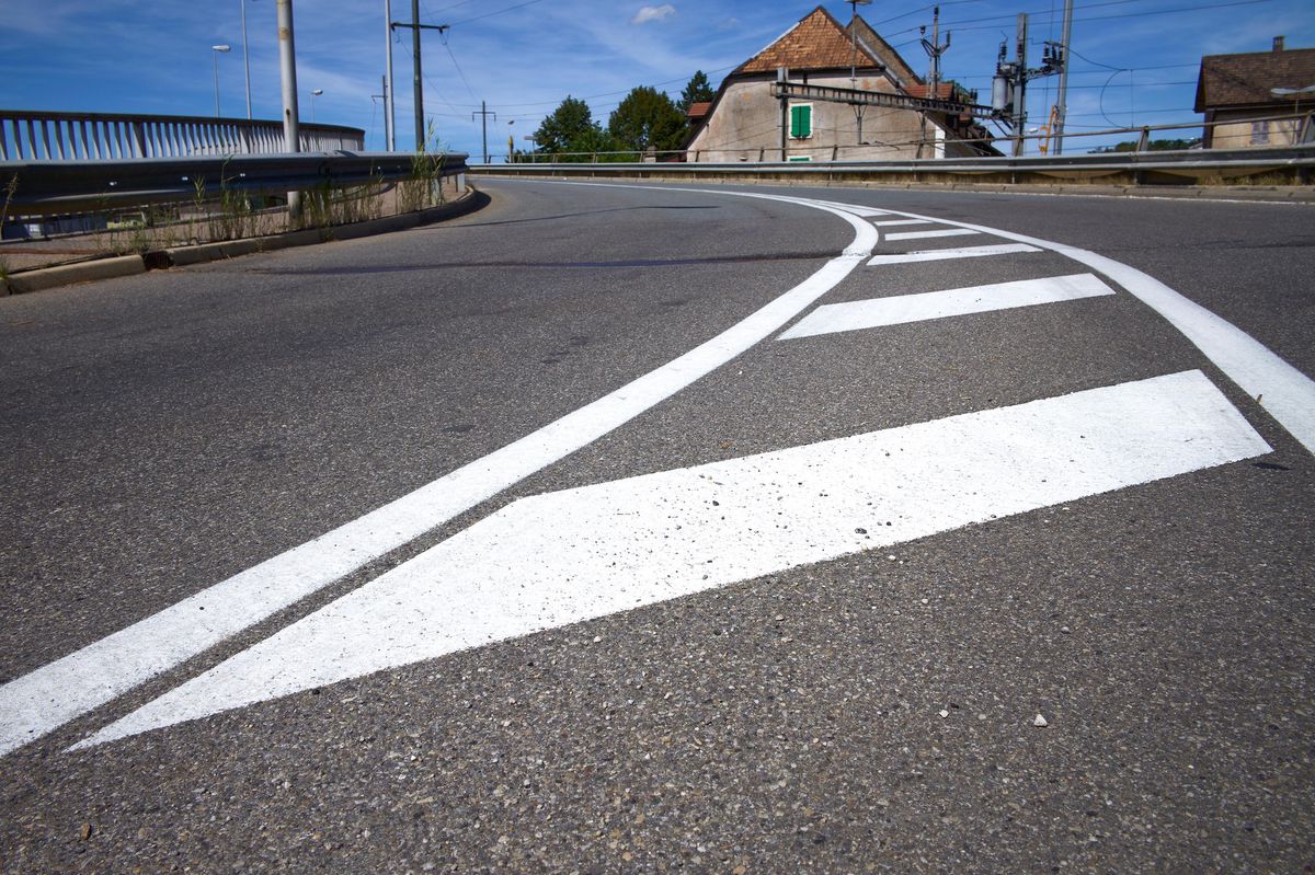 Porrentruy, le 2 août 2022. Un mois avant les grands travaux d’assainissement du pont St-Germain, les marquages au sol de cet axe très fréquenté de la ville jurassienne ont été repeints.