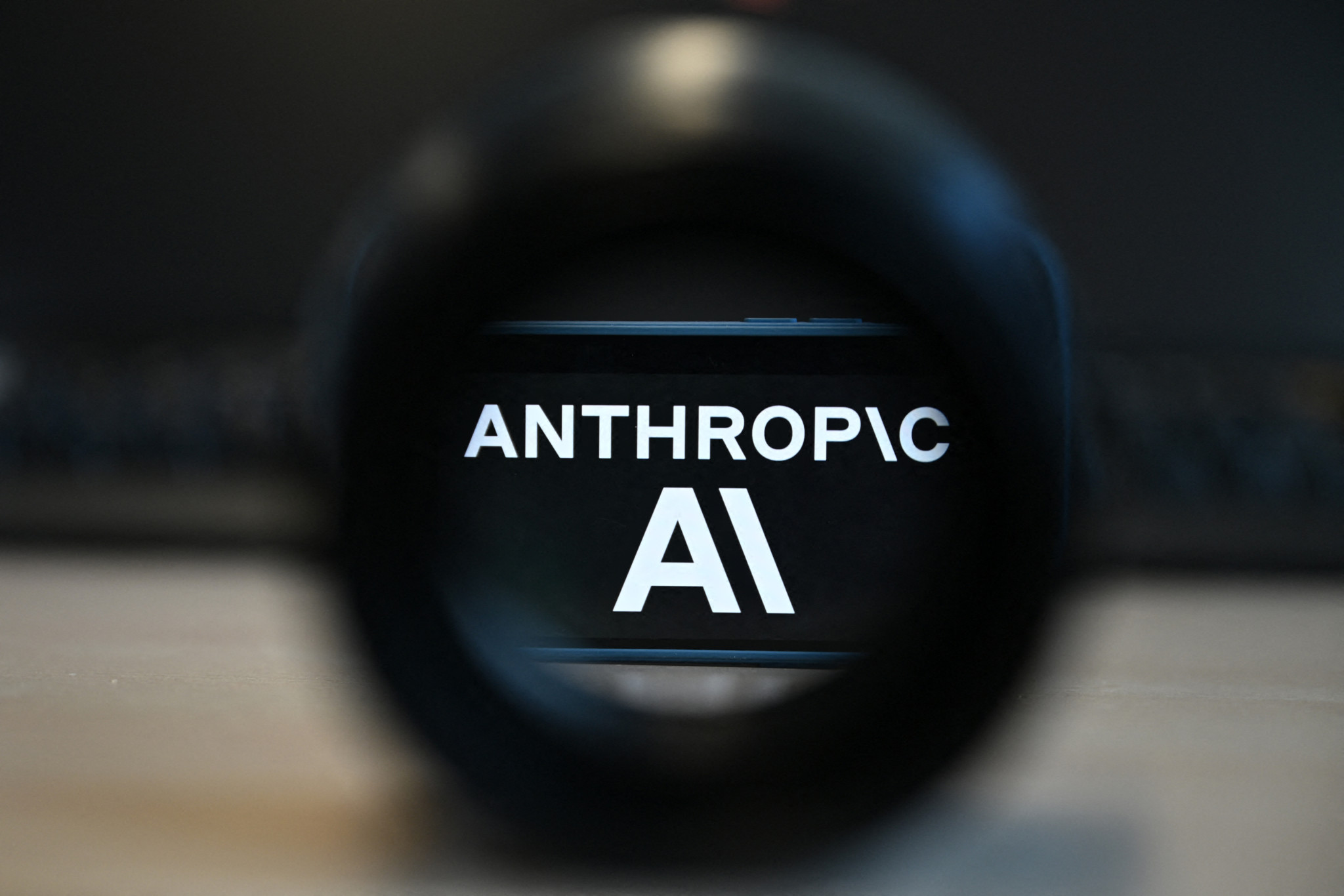 Logo d’Anthropic, société américaine de recherche en intelligence artificielle, affiché sur un écran de smartphone, vu à travers une loupe à Bruxelles.