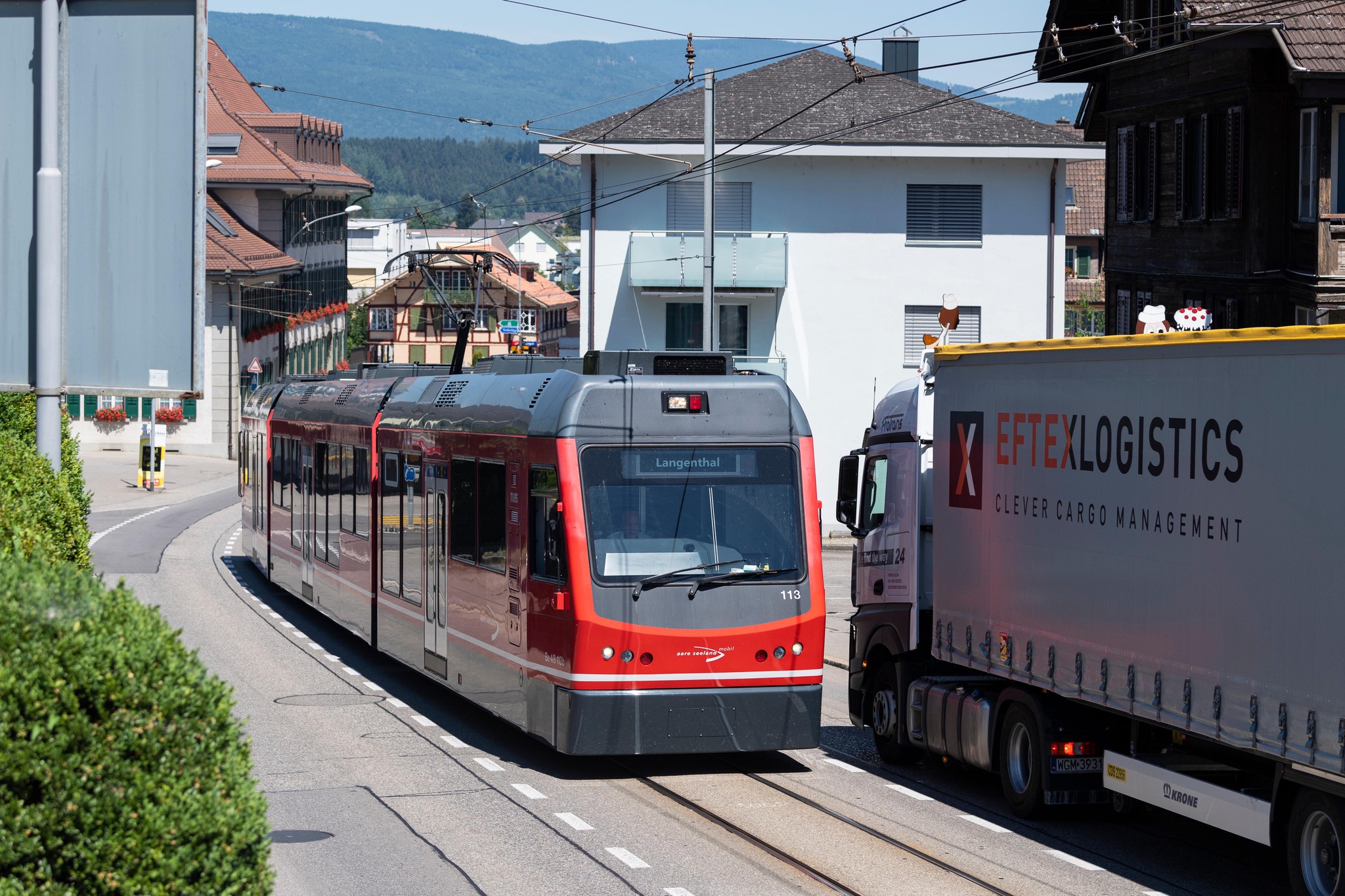 Verkehr/Umfahrung: Ortsdurchfahrt mit Bahn am 14.07.2022 in Aarwangen. Foto: Raphael Moser / Tamedia AG