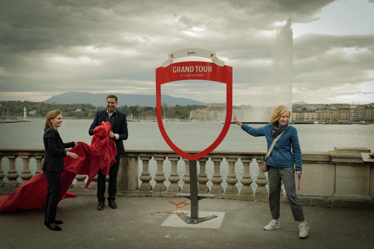 Ce cadre grandeur nature est rotatif, afin de pouvoir varier les angles de prise de vue. De gauche à droite, Marie Barbey-Chappuis, maire de Genève, Adrien Genier, directeur de Genève Tourisme, et Véronique Kanel, porte-parole de Suisse Tourisme.