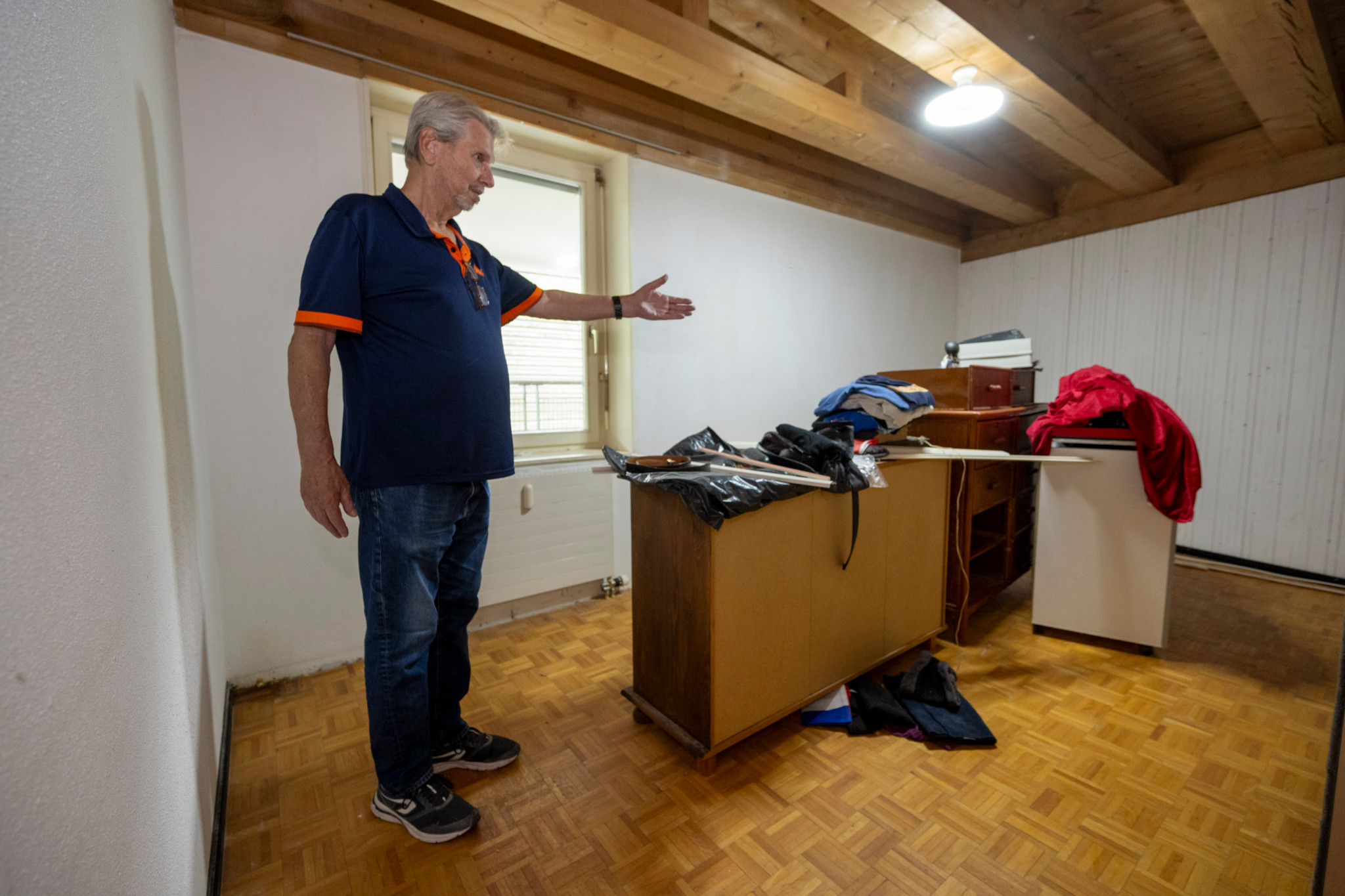 Christian Soulié, 72 ans, montre son appartement quasi vide à Vevey, ravagé par une infestation de puces de lit depuis 5 ans.