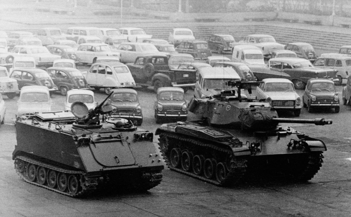 29 juin 1973, deux chenillés du 2e régiment blindé de l’armée chilienne dont un M41, fameux tank américain du Vietnam.