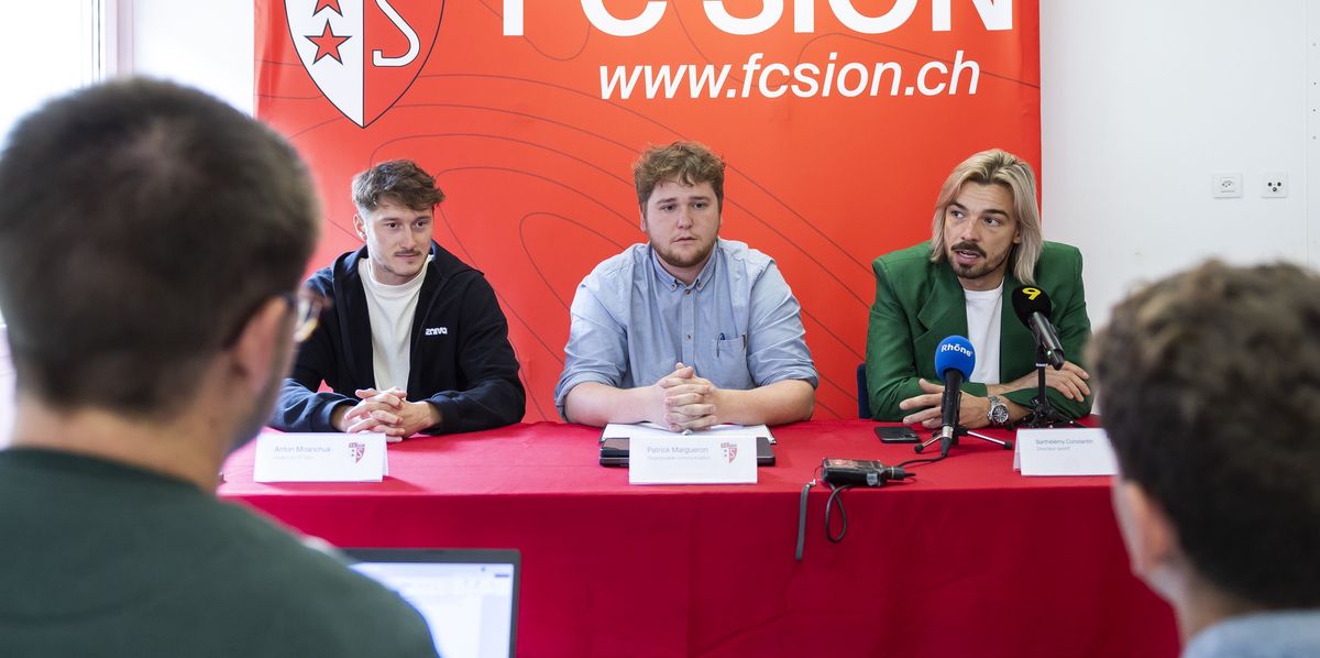 Anton Miranchuk, Patrick Margueron et Barthelemy Constantin du FC Sion parlent lors d'une conférence de presse à Riddes.