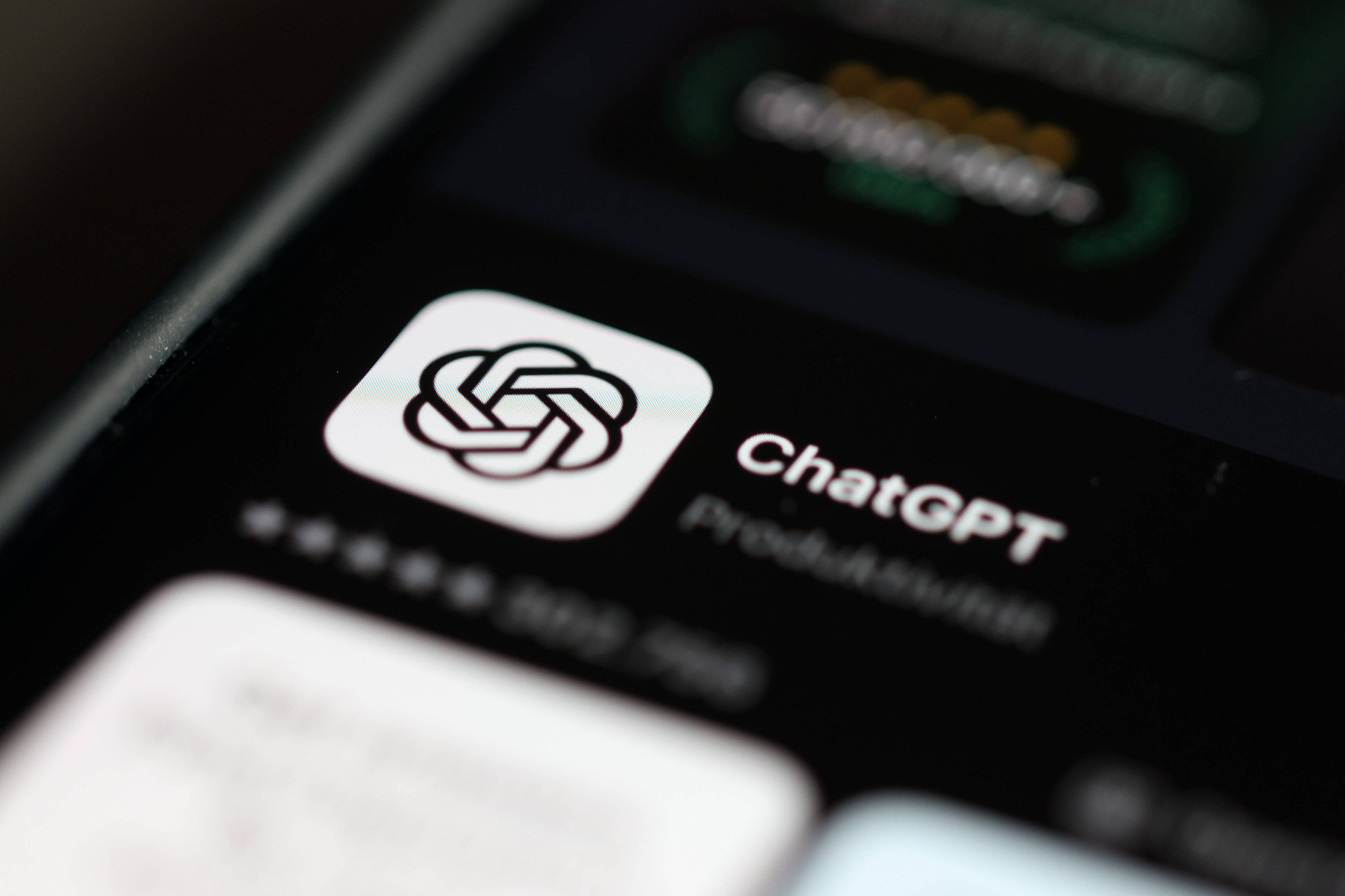ChatGPT-App von OpenAI im App Store auf einem Smartphone-Display, Symbol der Künstlichen Intelligenz.