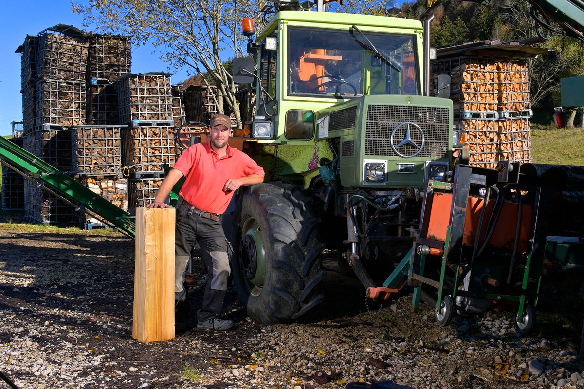 Jean-Yves Bodenmann, patron de l'entreprise de debitage bois de chauffage Bodenmann, qui c'est fait voler son logo et son numero d'entreprise par des excrocs qui proposent des livraisons de bois a son nom vers les machine ou il coupe et fend son bois,  Au Brassus.  Cemercredi 08 novembre  2023. (24 Heures/Christian Brun) 












