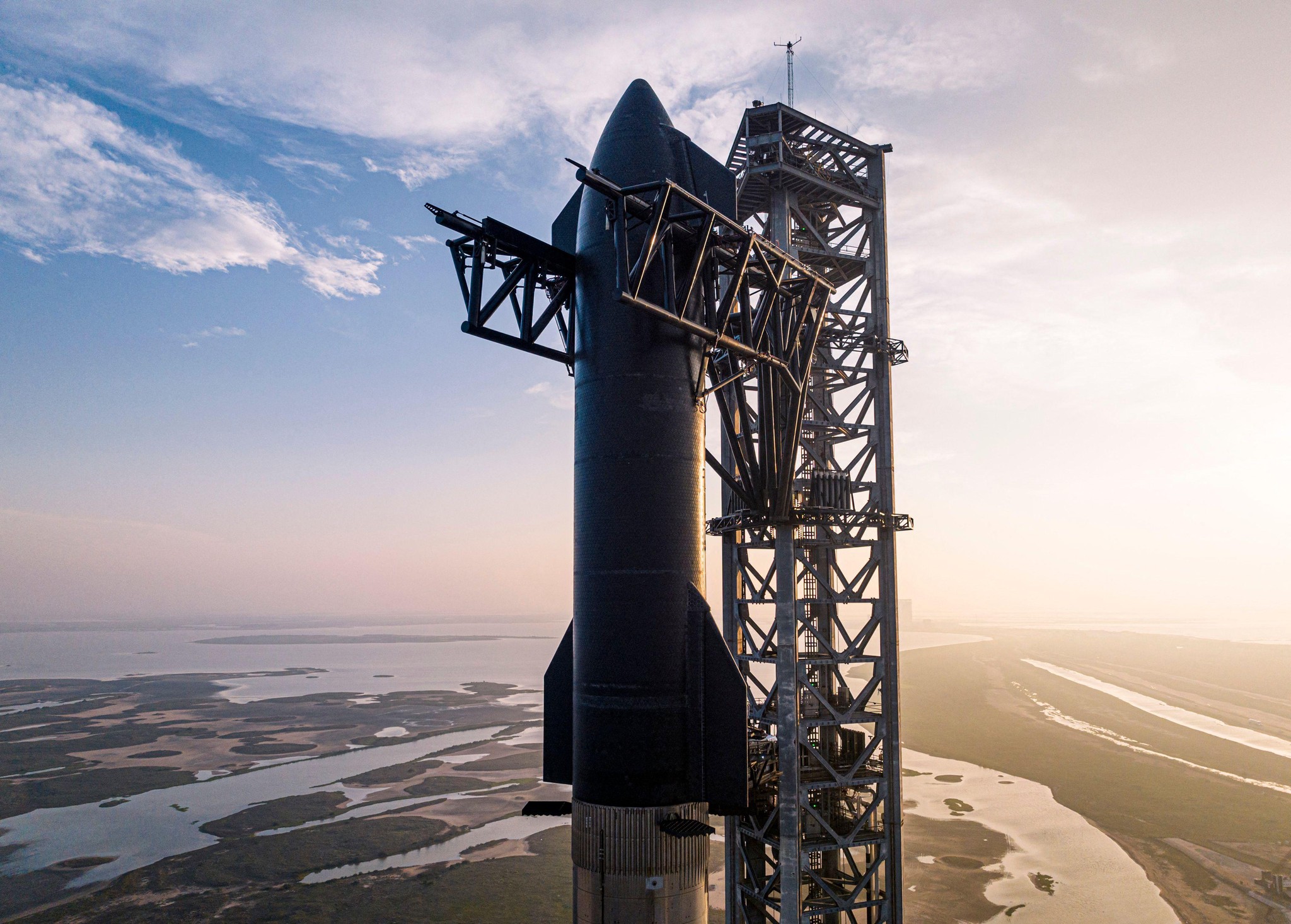 Starship désigne à la fois la pointe de la fusée de Space X (ici en noir), mais aussi l’ensemble de l’engin composé d’un premier étage nommé Super Heavy (le propulseur), et d’un deuxième étage également nommé Starship (le vaisseau).
