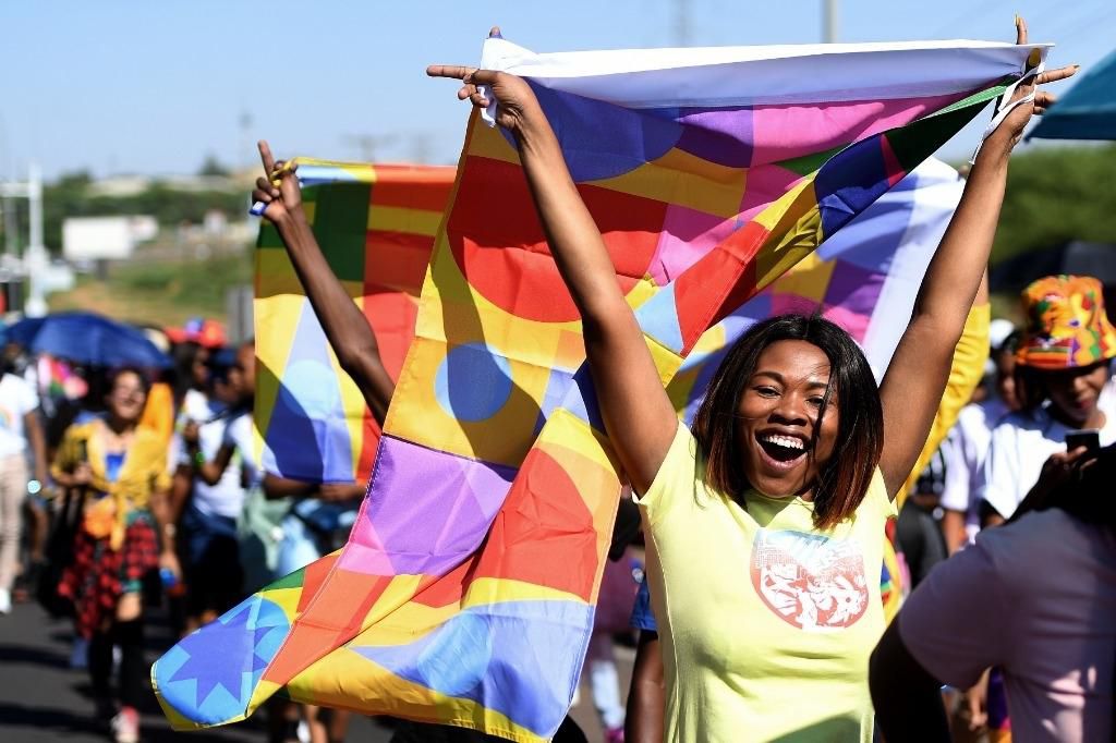 La justice dépénalise l'homosexualité