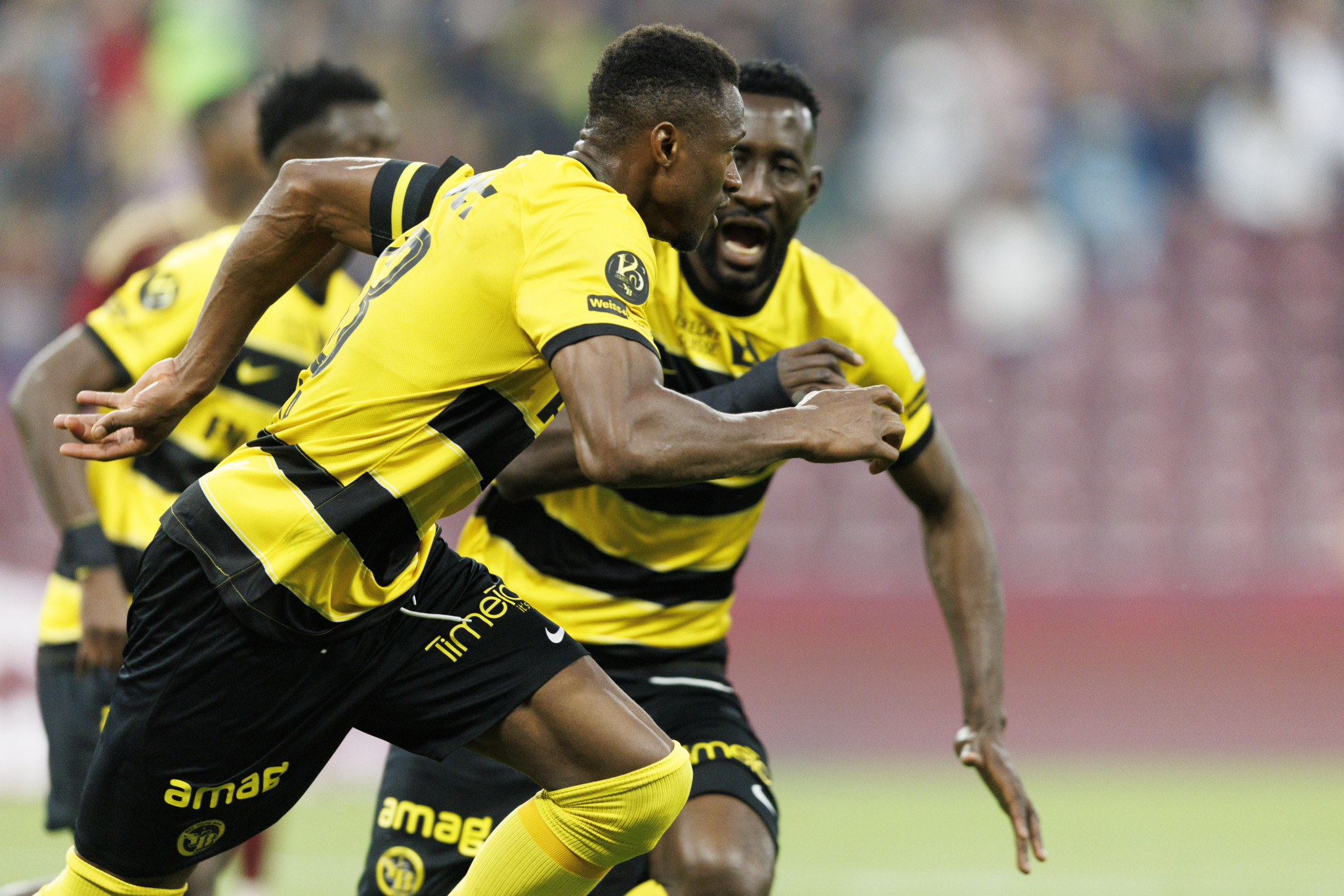 Mohamed Ali Camara (YB), gauche, celebre son but du 0 - 1 avec ses coequipiers lors de la rencontre de football de Super League entre le Geneve Servette FC (SFC) et le BSC Young Boys (YB), ce lundi 20 mai 2024 au stade de Geneve. YB est champion de Super League pour la saison 2024/25.(KEYSTONE/Valentin Flauraud)