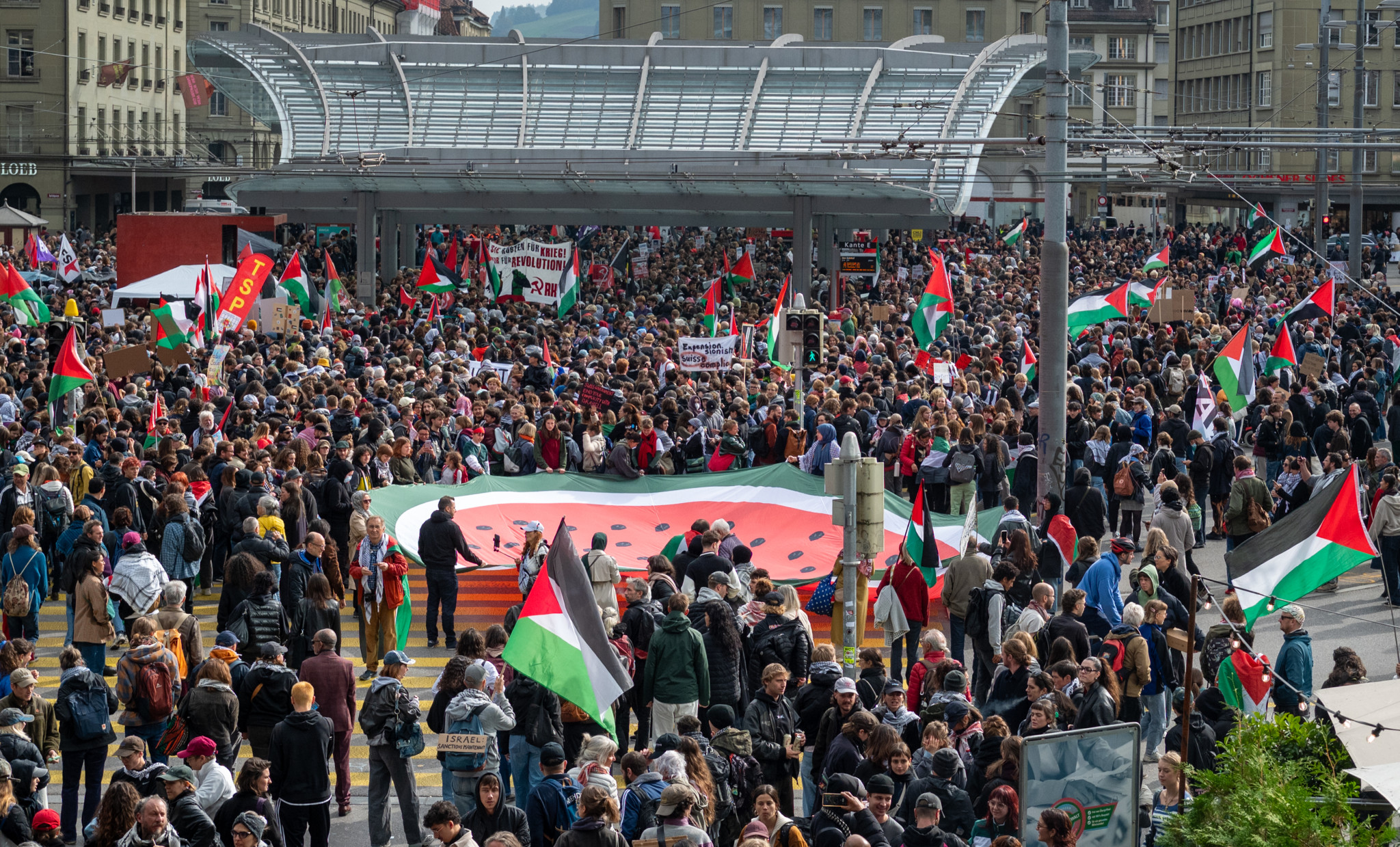 «Apropos» – der tägliche Podcast: Live aus dem Kaufleuten: Warum der Krieg im Nahen Osten so polarisiert