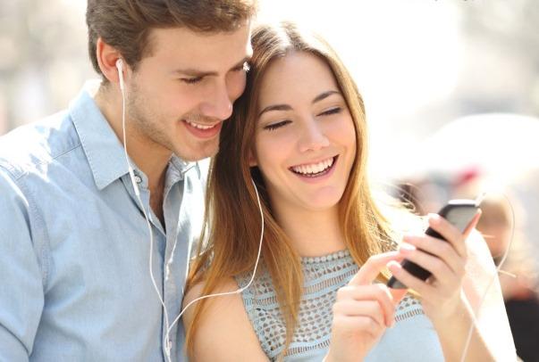 Avec le portail web et l'app pour smartphone izi.travel, les touristes peuvent trouver tous les contenus sur leur destination sur une seule source.
