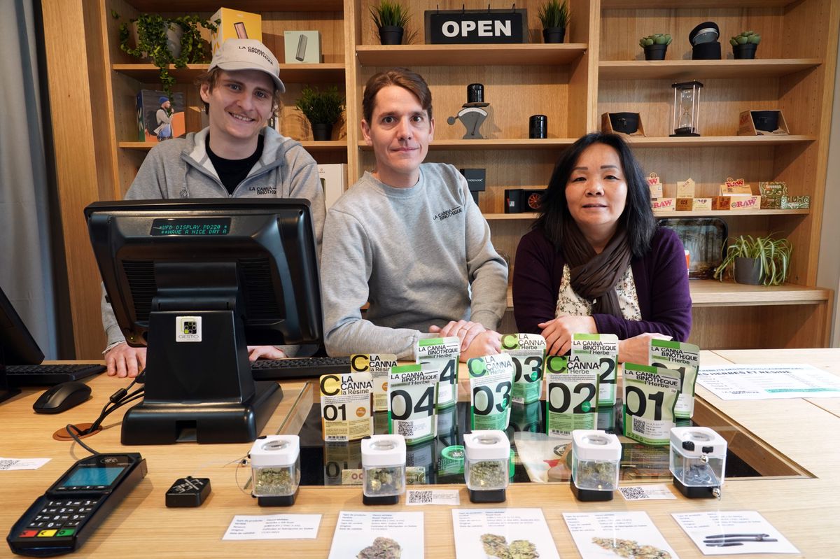 Vernier le 12/03/2024 - La Cannabinothèque de Vernier, le lieu-test de vente de cannabis légal.  Alexandre, vendeur, Cédric Jacquemoud et Martine Baudin, la gérante du lieu.