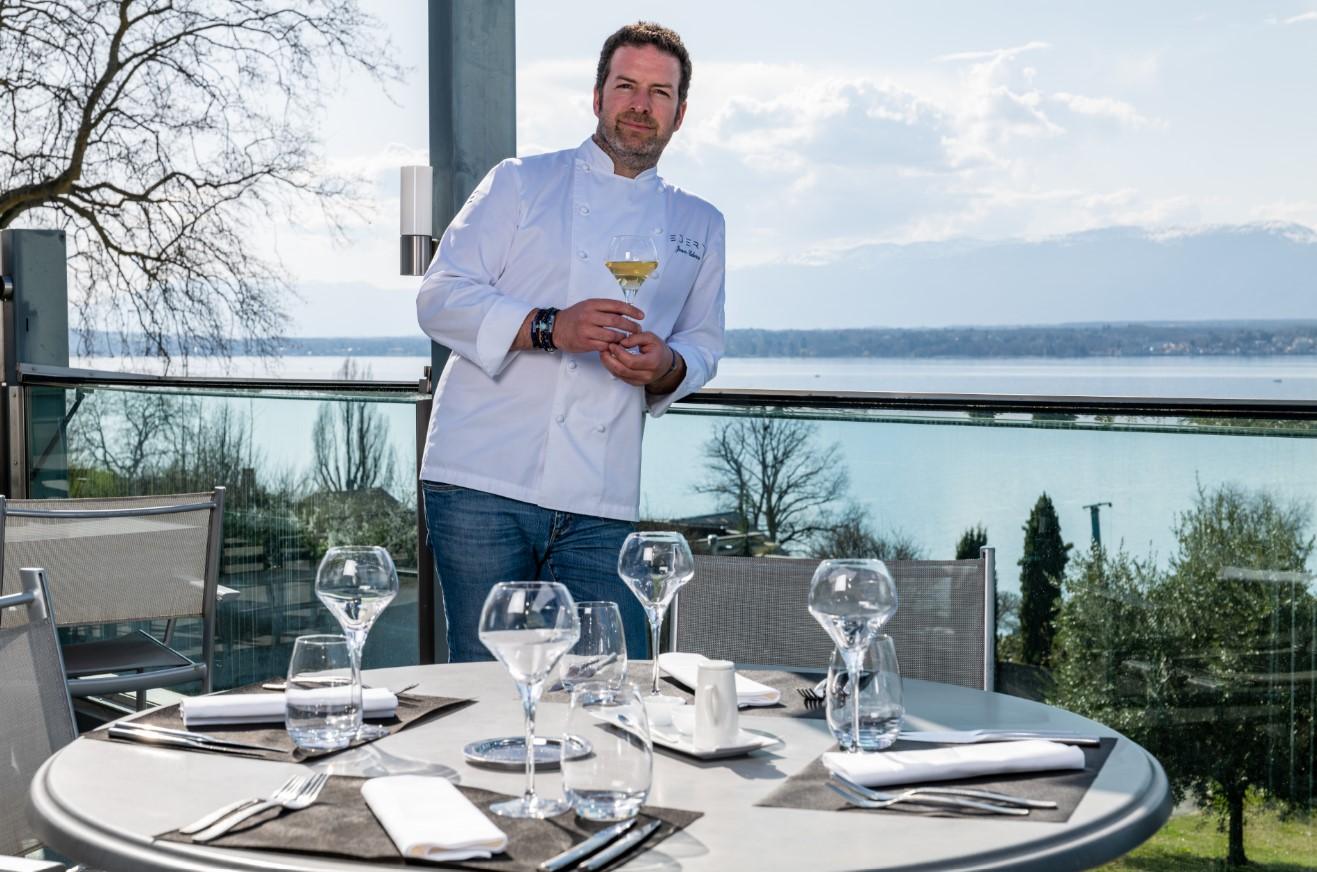 Jean-Edern Hurstel pose sur la terrasse du Floris.