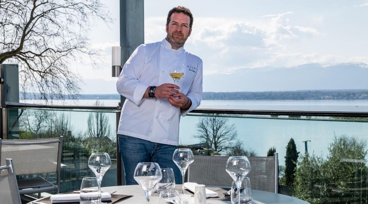 Jean-Edern Hurstel pose sur la terrasse du Floris.