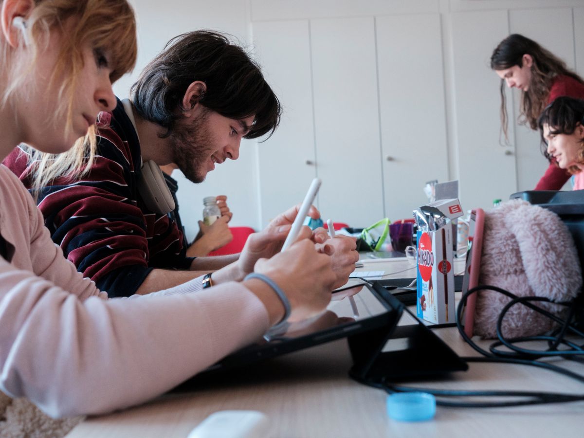 Suisse, Genève, le 22 novembre 2023. Pour la 3ème année consécutive les élèves de la HEAD (haute école d'art et de design) en illustration on investit la rédaction de la Tribune de Genève. ils préparent le journal du week-end qui sera entièrement illustré par des dessins. 