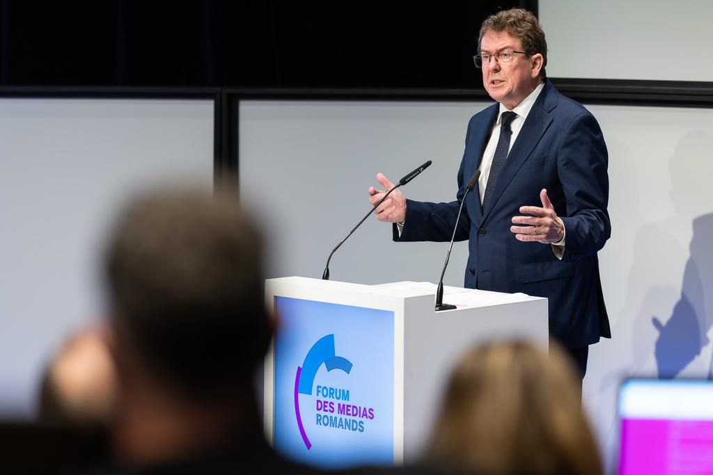 Le conseiller federal Albert Roesti parle lors de la 5eme edition du Forum des medias romands, FMR, ce mercredi, 9 octobre 2024 a Lausanne. (KEYSTONE/Cyril Zingaro)