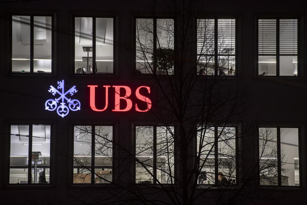 ARCHIVBILD ZUM LETZTEN VERHANDLUNGSTAG IM BERUFUNGSPROZESS GEGEN DIE UBS IN FRANKREICH, AM MITTWOCH, 24. MAERZ 2021 - Das Logo der Bank UBS leuchtet am Montag, 21. Januar 2019 in Zuerich. (KEYSTONE/Ennio Leanza)