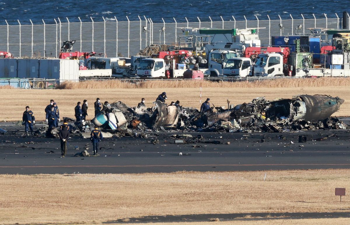 Flugunglück in Japan: Flight Attendants retten Passagiere aus Airbus ...