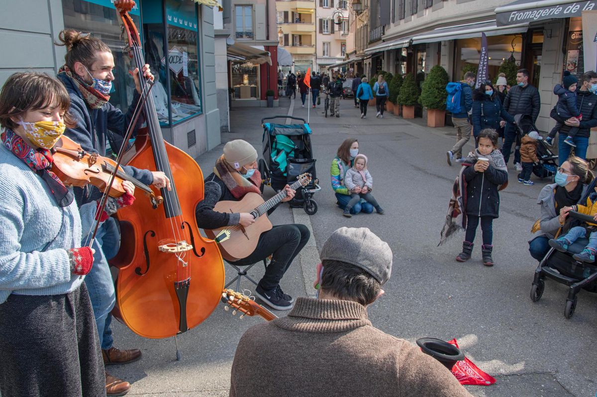 Bastien Vergnet (contrebasse) lors d’un concert le 27 février dernier – juste avant l’interdiction cantonale – à Vevey, avec le groupe Gipsy Tonic et Bal o Swing.