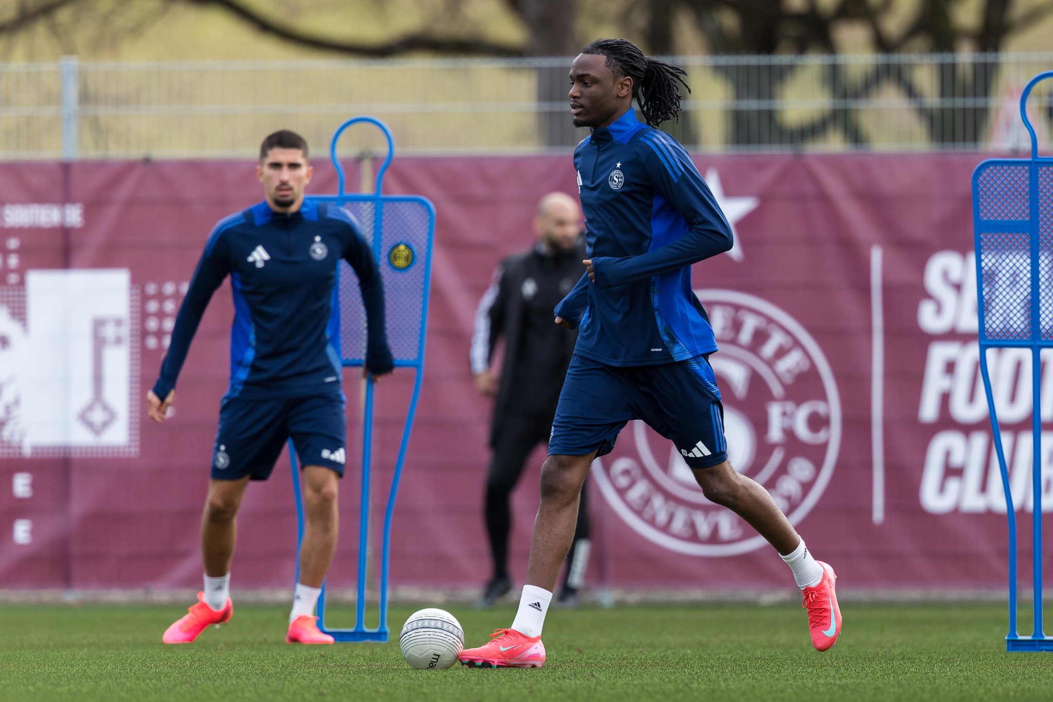 Alexis Antunes et Joseph Nonge, joueurs du SFC, lors d’un entraînement au Centre sportif de Vessy à Veyrier, le 24 janvier 2025.