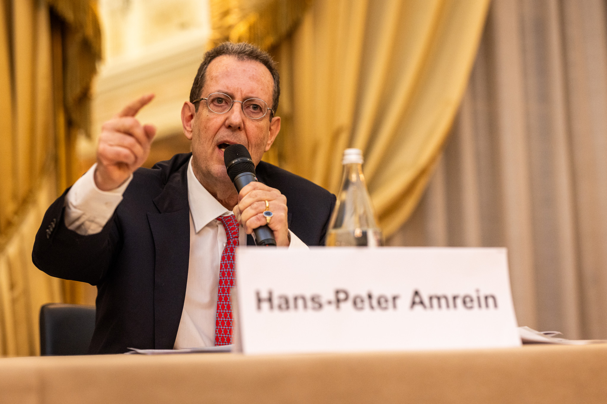 Hans-Peter Amrein spricht am Wahlpodium in Küsnacht ins Mikrofon.