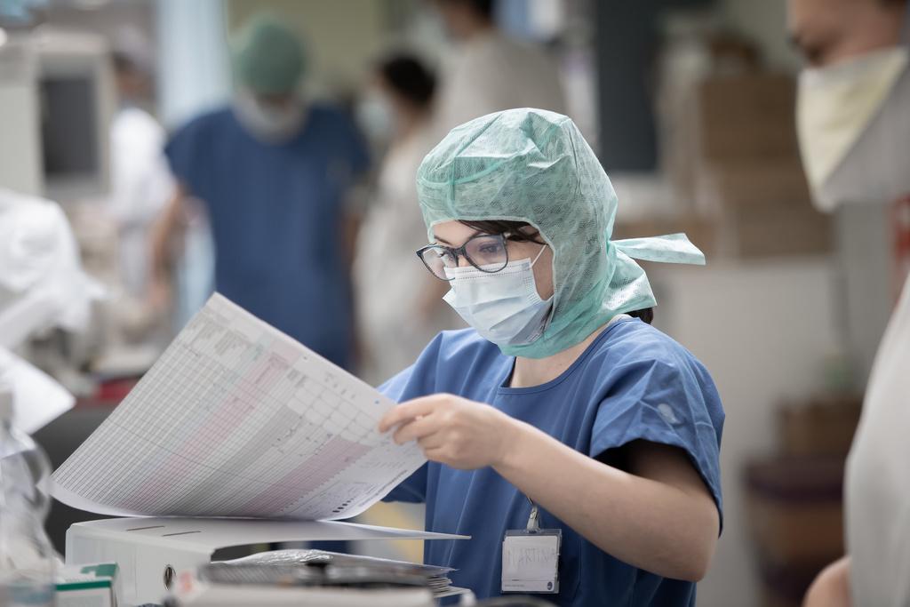 Eine Krankenschwester studiert auf der Intensivstation im Spital La Carita in Locarno eine Krankenakte. (29. März 2020)
