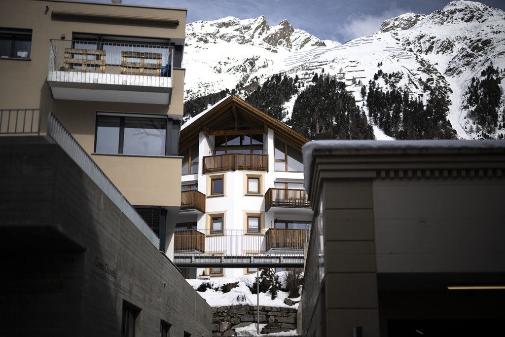 Erst- und Zweitwohnungen, aufgenommen am Samstag, 9. Maerz 2024, in Pontresina. (KEYSTONE/Gian Ehrenzeller)