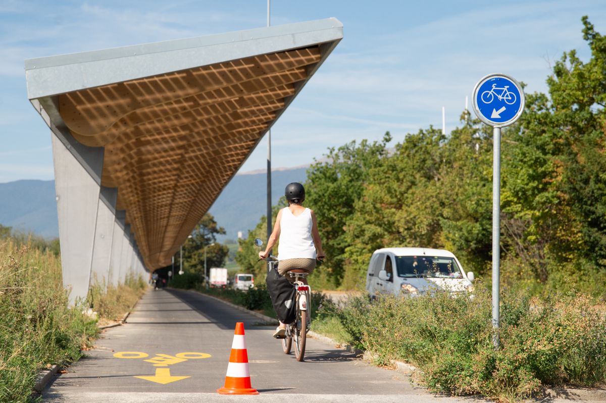 Suisse, Satigny, le 11 septembre 2023. Inauguration de "Solar Horizon" projet pilote de couverture solaire pour les pistes cyclables.