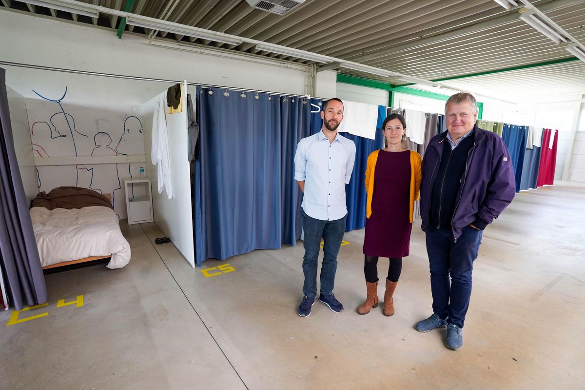 Plan-les-Ouates, le 26 septembre 2022. Visite d’un nouveau lieu de "répit humanitaire" destiné aux hommes sans-abri. Dans l’ancienne brocante du CSP à Plan-les-Ouates. 7, rue de la Cartouchière. De gauche à droite, Fabrice Roman, Aude Bumbacher et Alain Bolle. Photo LUCIEN FORTUNATI