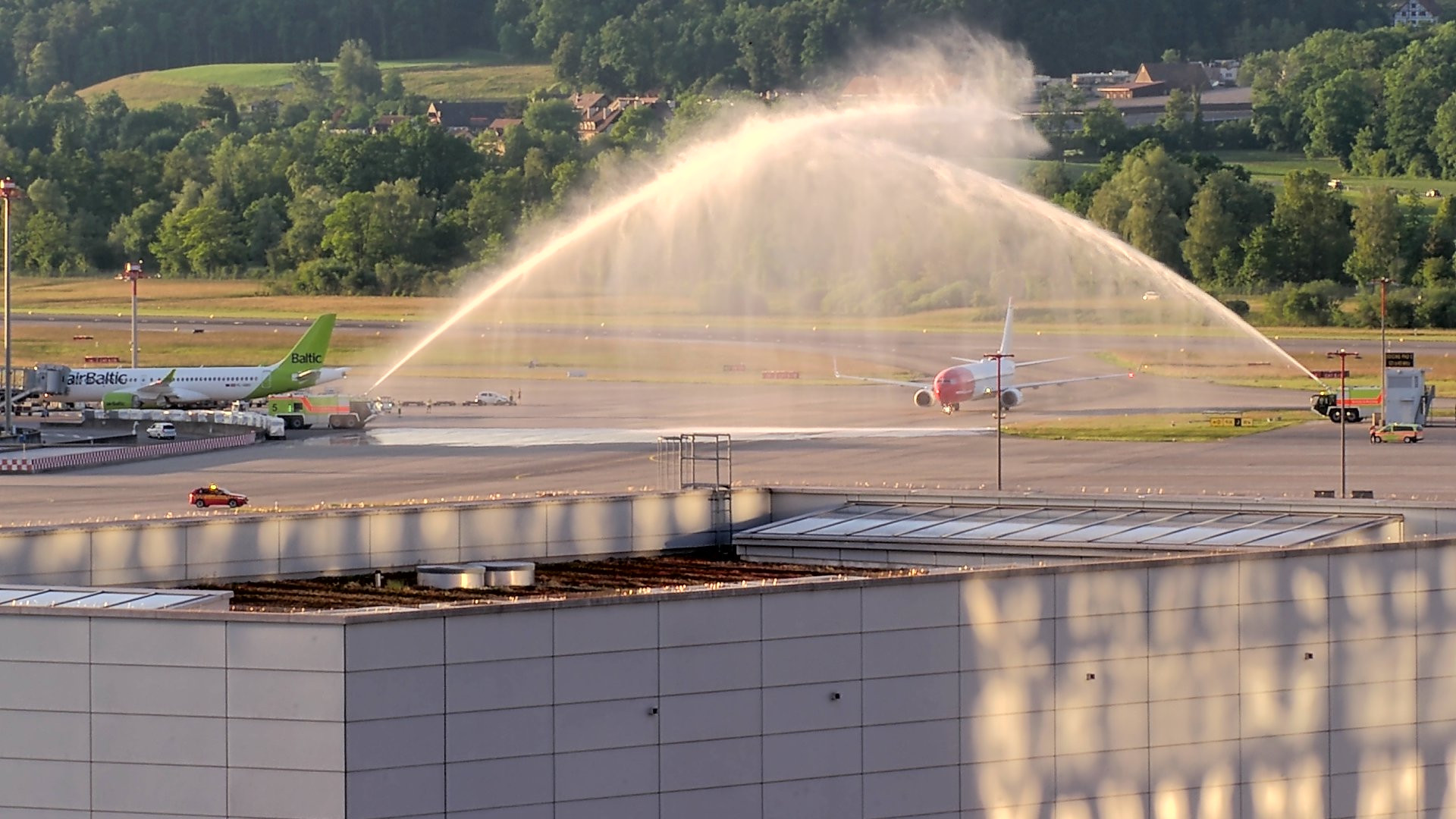 Neue Verbindung nach Oslo: Norwegian Airlines wird am Flughafen Zürich mit Wassersalut begrüsst