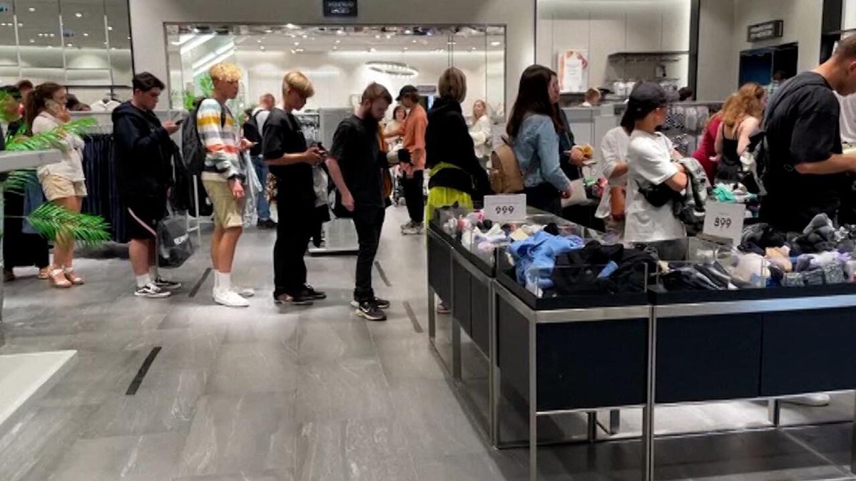 Restbestände werden verkauft Ein letztes Mal Schlange stehen vor den