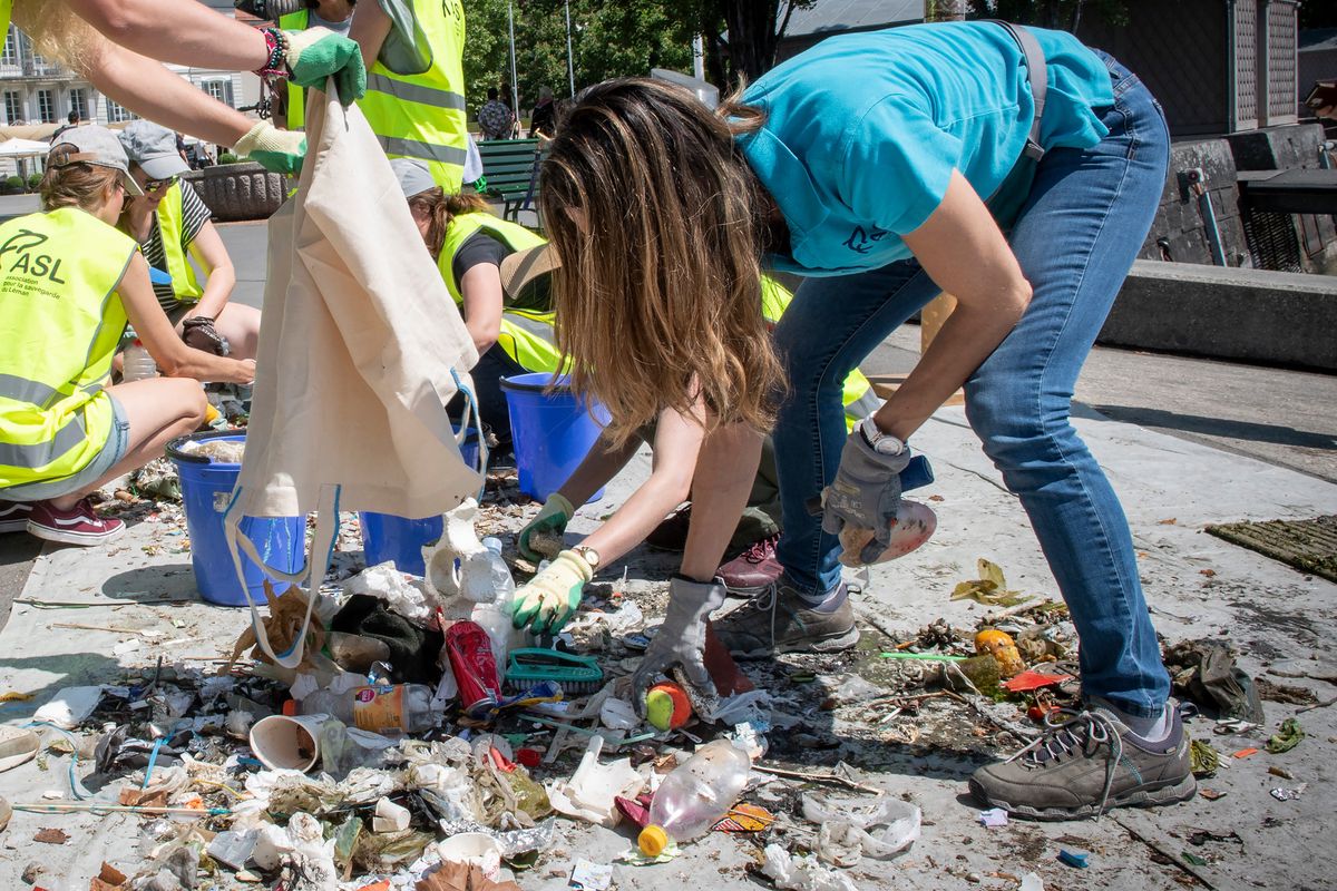 En mai 2022, des bénévoles participent au nettoyage des berges des bords et des fonds du Léman au port d’Ouchy. De telles initiatives permettent d’évacuer le plastique avant qu’il ne se fragmente.