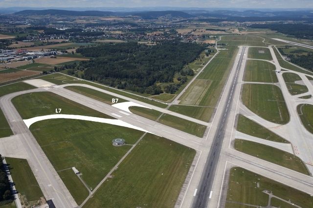 Mitte der kommenden Woche beginnen im Westen des Flughafens die Arbeiten für den ersten Schnellabrollweg «Bravo 7» (B7). Parallel starten die Bauarbeiten für den zweiten Schnellabrollweg «Lima 7» (L7).