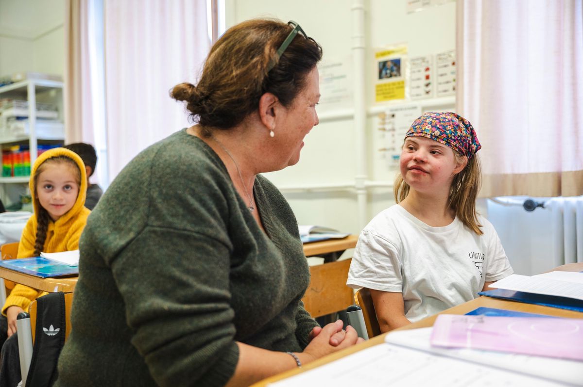 Lausanne, le mercredi 18 septembre 2024. Reportage au collège de Cour dans une classe avec Marie, une petite fille trisomique. Classe de Mme Elisabeth Laufer. (Marie-Lou Dumauthioz/24heures)