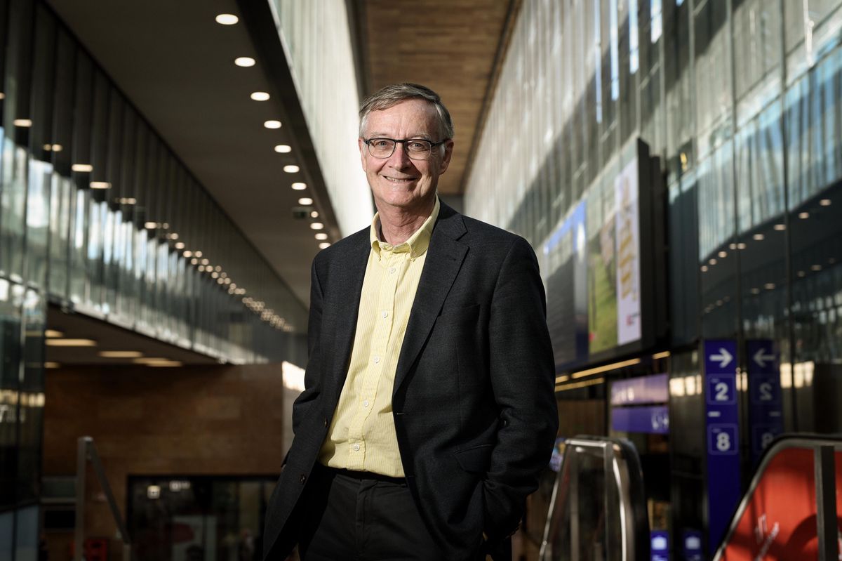 Genève, le 9 juin 2022. Le professeur d’épidémiologie Antoine Flahault à la gare Cornavin. Le directeur de l’Institut de santé globale invite l’État à investir dans une meilleure aération des lieux clos, afin de mieux lutter contre les prochaines vagues de Covid. Photo: LAURENT GUIRAUD/ TAMEDIA