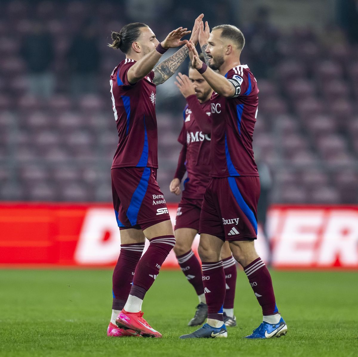 Joueurs du Servette FC célébrant un but au Stade de Genève lors d’un match de Swiss Super League contre FC St.Gallen le 18 janvier 2025.