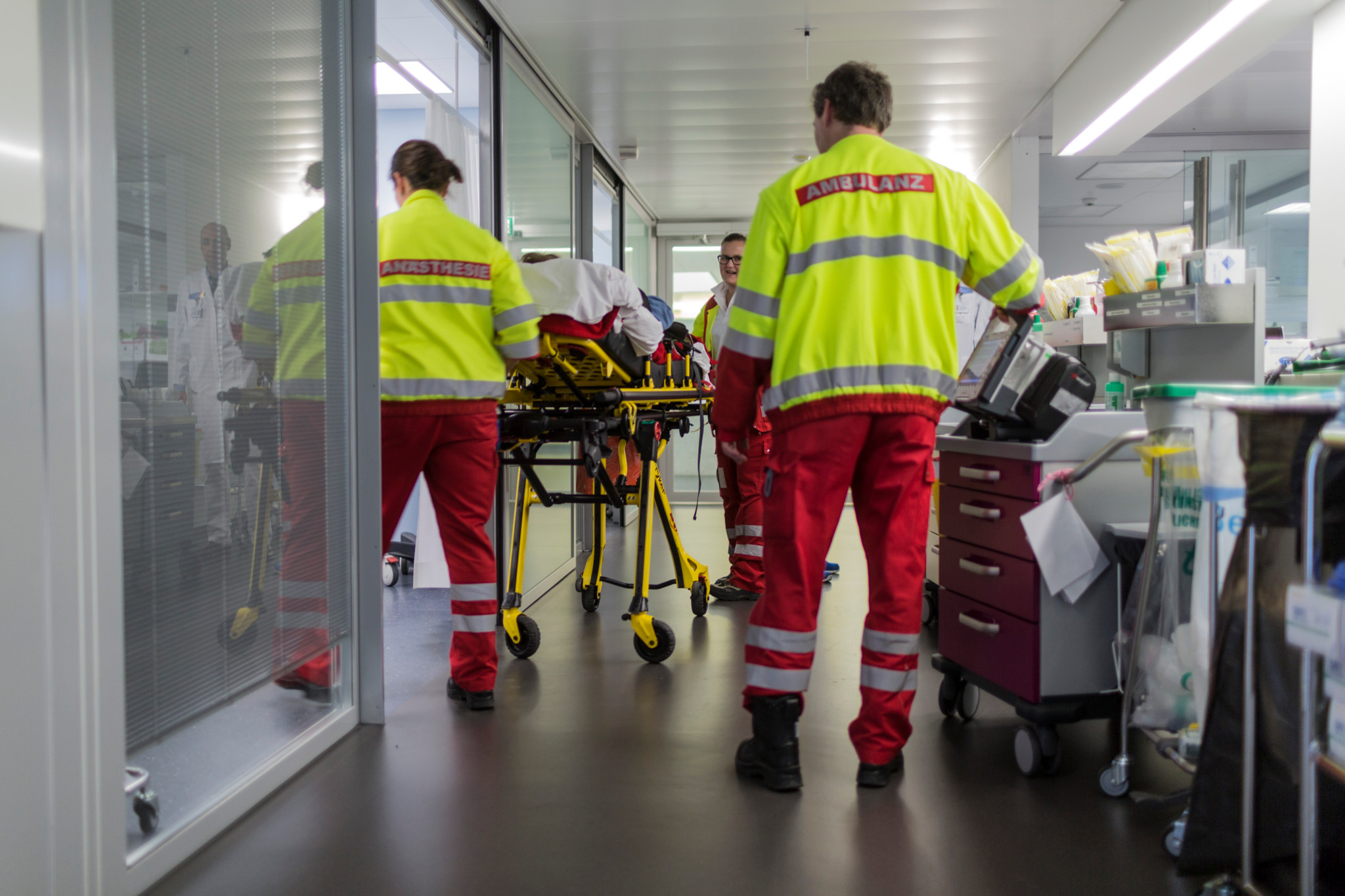Inselspital Notfallstation, Bern,
Sanitäter bringen eine neue Patientin
(KEYSTONE/Gaetan Bally)