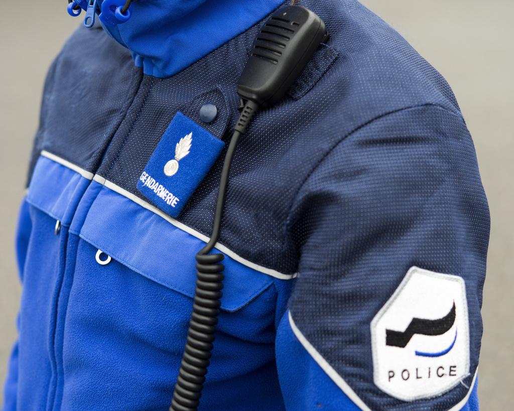 Logo de la police cantonale de Fribourg sur une uniforme à Domdidier, Suisse, le 15 mai 2015.