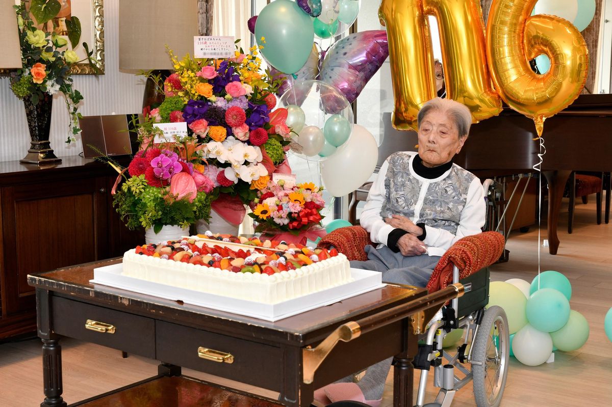 (FILES) This handout file photo taken on May 23, 2024 and provided to AFP on August 22, 2024 by the Ashiya City government shows Japanese woman Tomiko Itooka as she celebrates her 116th birthday, in the city of Ashiya, Hyogo prefecture. The world's oldest person, Tomiko Itooka of Japan, has died at the age of 116, the city were she lived announced on January 4, 2025. Itooka, who had four children and five grandchildren, died on December 29 at a nursing home, the city of Ashiya said. (Photo by Handout / Courtesy of Ashiya City / AFP) / -----EDITORS NOTE --- RESTRICTED TO EDITORIAL USE - MANDATORY CREDIT "AFP PHOTO / ASHIYA CITY" - NO MARKETING - NO ADVERTISING CAMPAIGNS - DISTRIBUTED AS A SERVICE TO CLIENTS