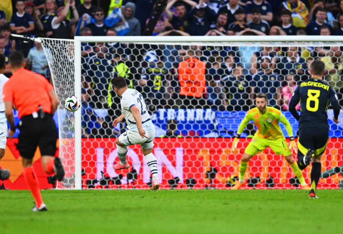 19.06.2024, Nordrhein-Westfalen, Köln: Fußball, UEFA Euro 2024, EM, Schottland - Schweiz, Vorrunde, Gruppe A, Spieltag 2, Köln Stadion, Xherdan Shaqiri (M) von der Schweiz erzielt den Treffer zum 1:1. Foto: Marius Becker/dpa +++ dpa-Bildfunk +++