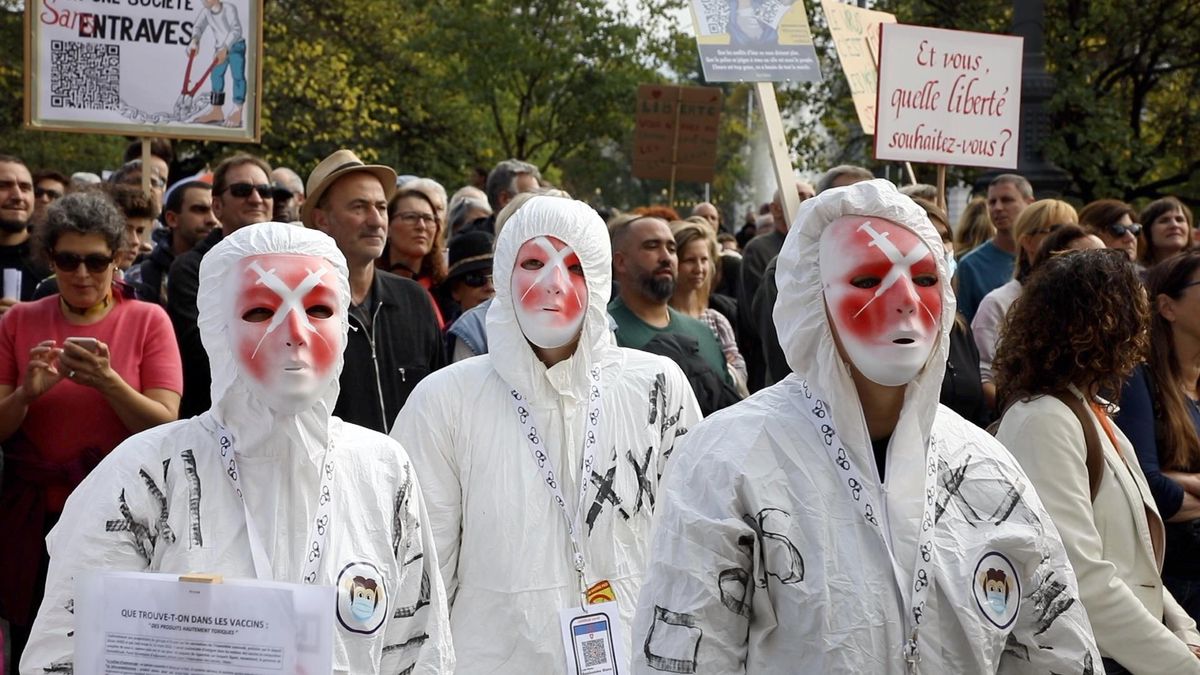 Trois personnes en combinaison